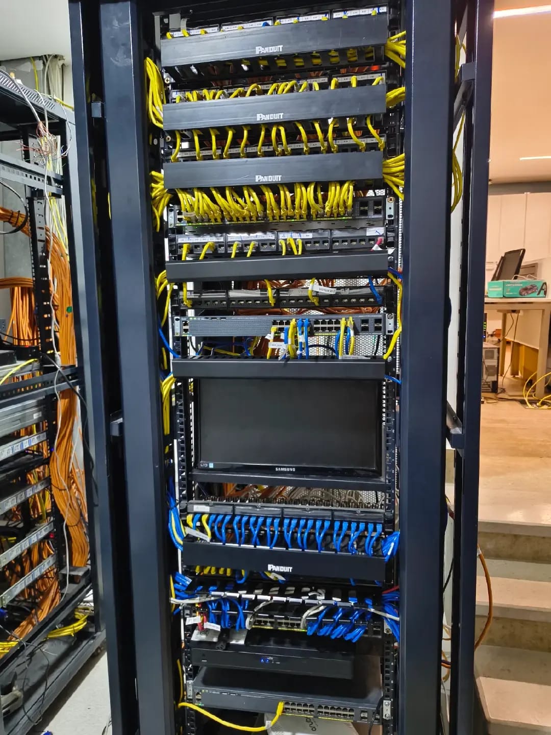 تجميع وتنظيم كابينة سيرفرات Rack